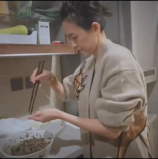 一度消失螢光幕！46歲影后離婚後「被發現面相變了」　超短髮現身「女王氣場全開」重回顛峰