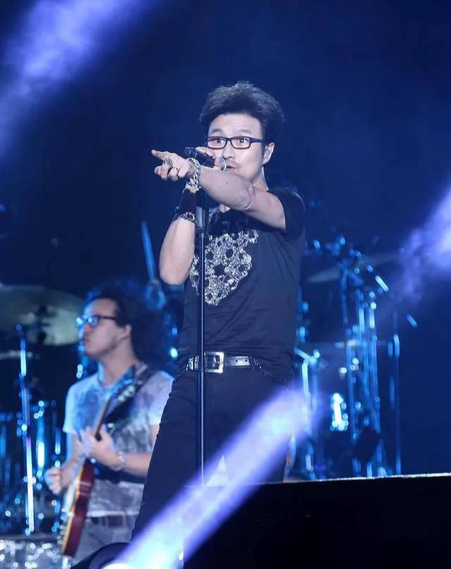 一度消失螢光幕！46歲影后離婚後「被發現面相變了」　超短髮現身「女王氣場全開」重回顛峰