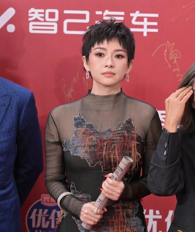 一度消失螢光幕！46歲影后離婚後「被發現面相變了」　超短髮現身「女王氣場全開」重回顛峰