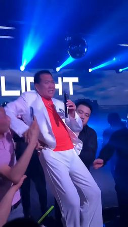 影壇傳奇怎麼了？67歲影帝「為商演站台」跛著腳：硬撐到結束　一代硬漢「下秒撐不住」畫面曝光