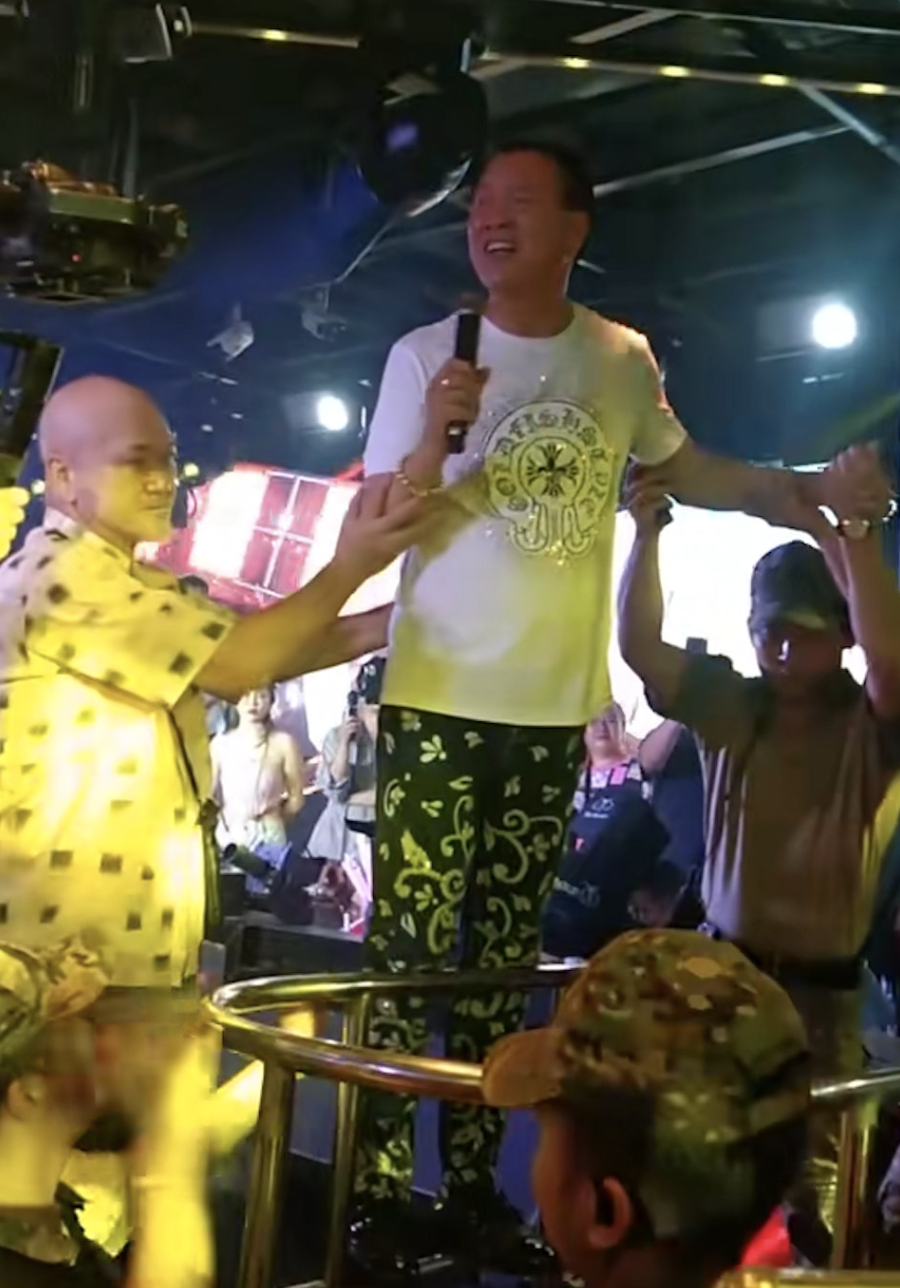 影壇傳奇怎麼了？67歲影帝「為商演站台」跛著腳：硬撐到結束　一代硬漢「下秒撐不住」畫面曝光
