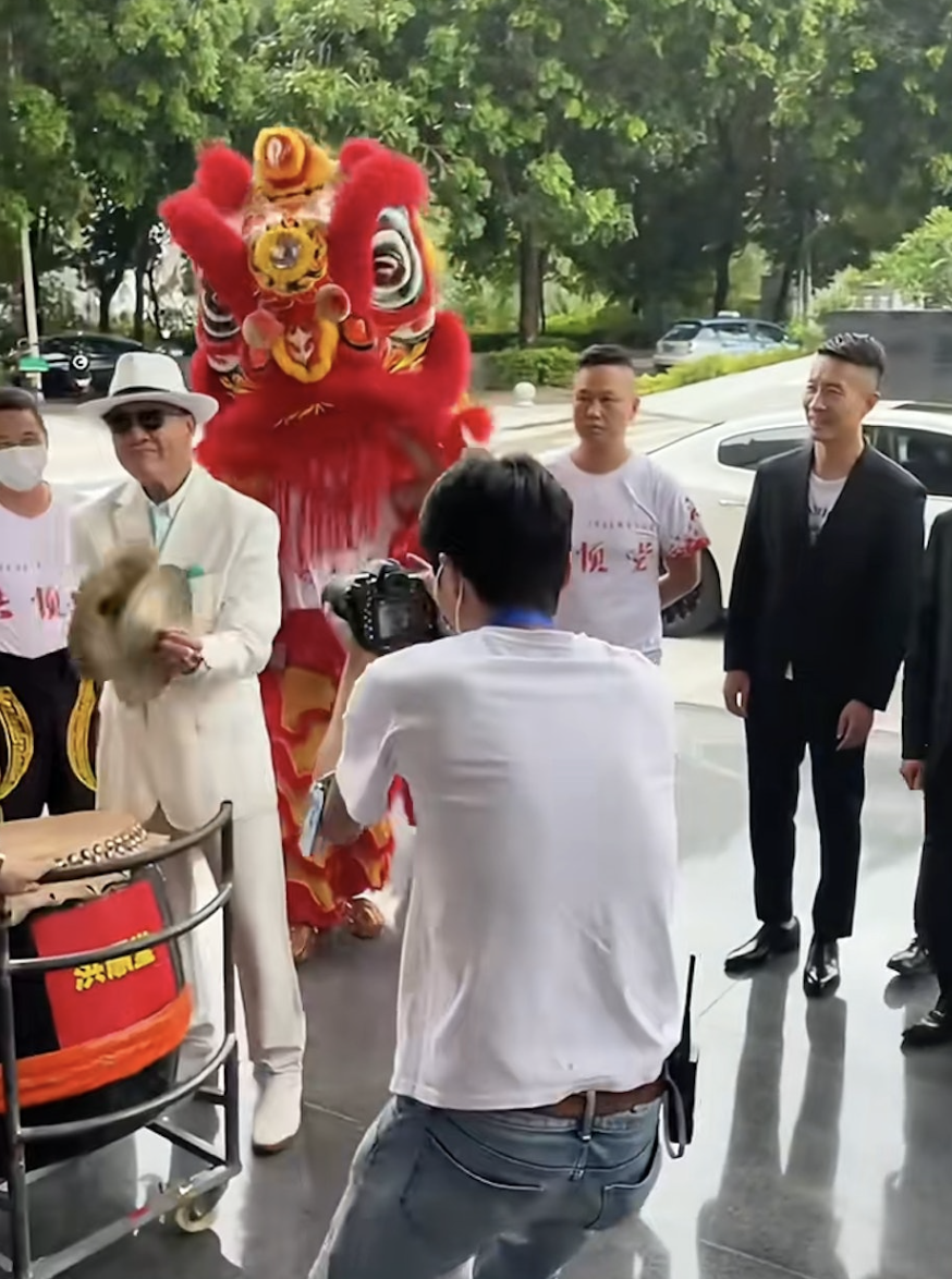 影壇傳奇怎麼了？67歲影帝「為商演站台」跛著腳：硬撐到結束　一代硬漢「下秒撐不住」畫面曝光