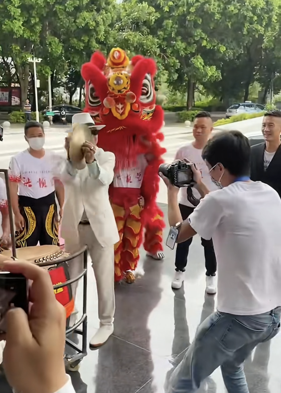 影壇傳奇怎麼了？67歲影帝「為商演站台」跛著腳：硬撐到結束　一代硬漢「下秒撐不住」畫面曝光