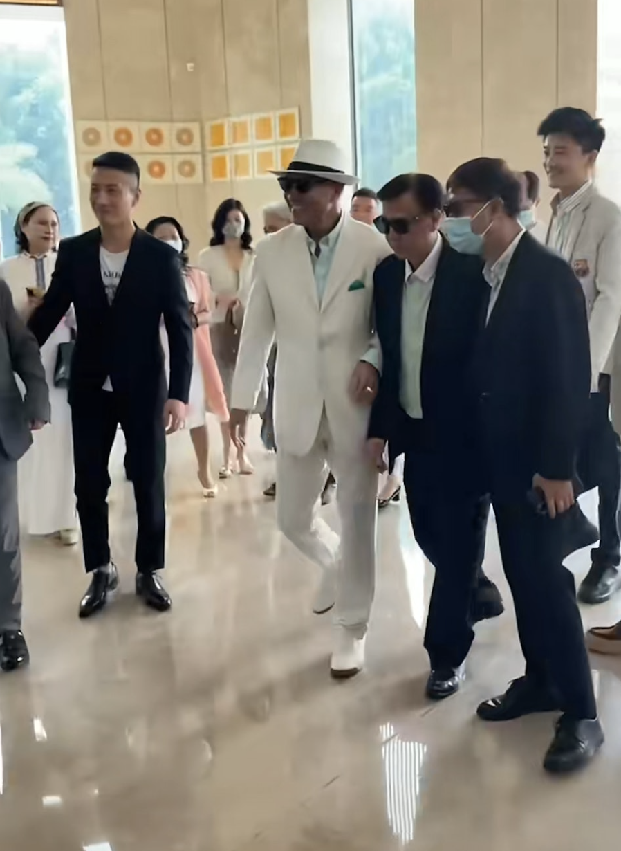 影壇傳奇怎麼了？67歲影帝「為商演站台」跛著腳：硬撐到結束　一代硬漢「下秒撐不住」畫面曝光