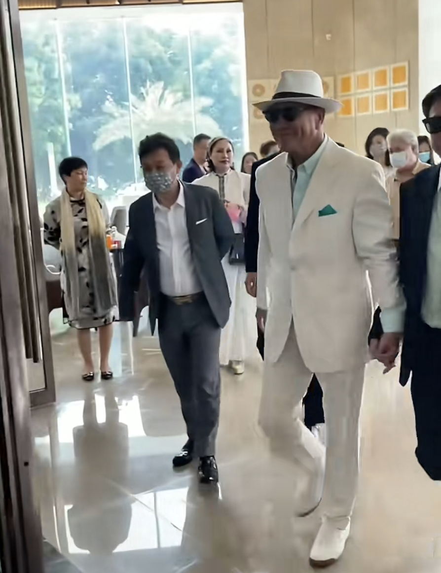 影壇傳奇怎麼了？67歲影帝「為商演站台」跛著腳：硬撐到結束　一代硬漢「下秒撐不住」畫面曝光