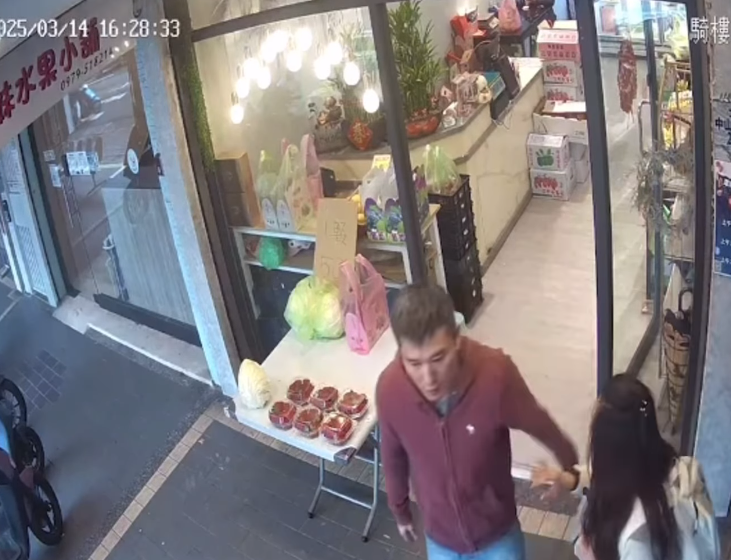 台北街頭「女子當街被怪男強拉」！店員見義勇為相救「身分竟是台灣知名男星」　