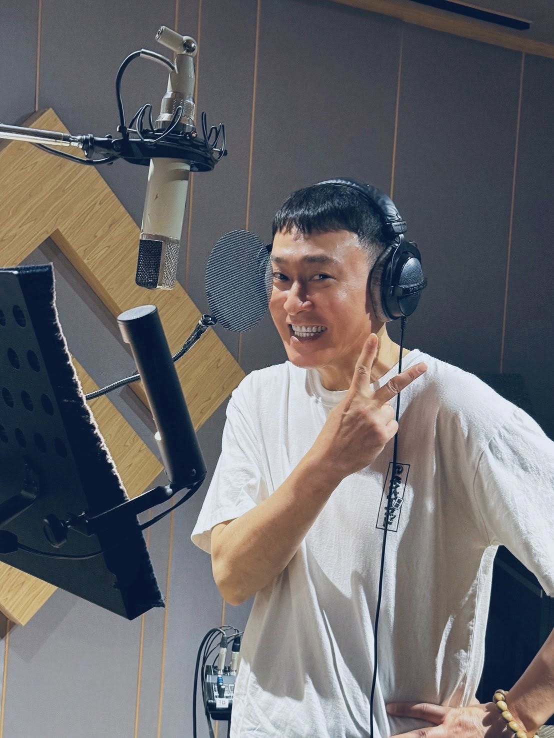 零負評男星是他！被讚演藝圈清流「35年零緋聞」　私下是寵妻魔人「一回家就變煮夫」