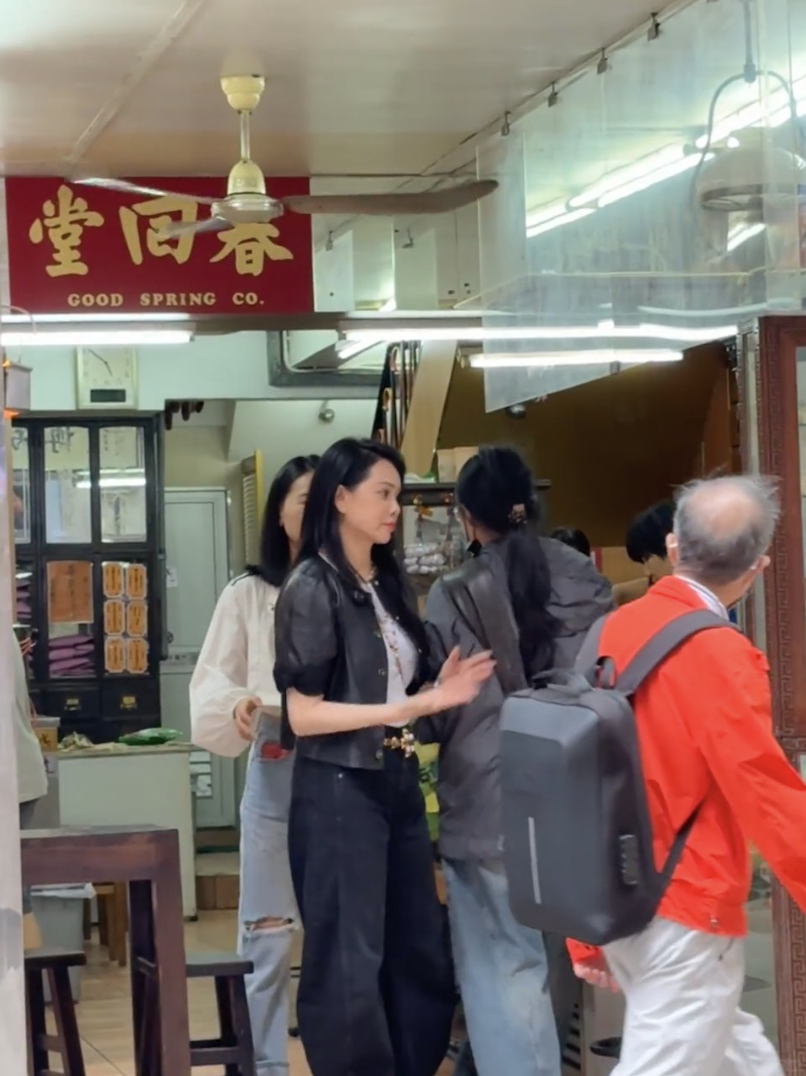 演藝圈冰河級美魔女！57歲女星「私下偶遇照」曝光　網友錯愕「看她的臉好怪」：差異太大了