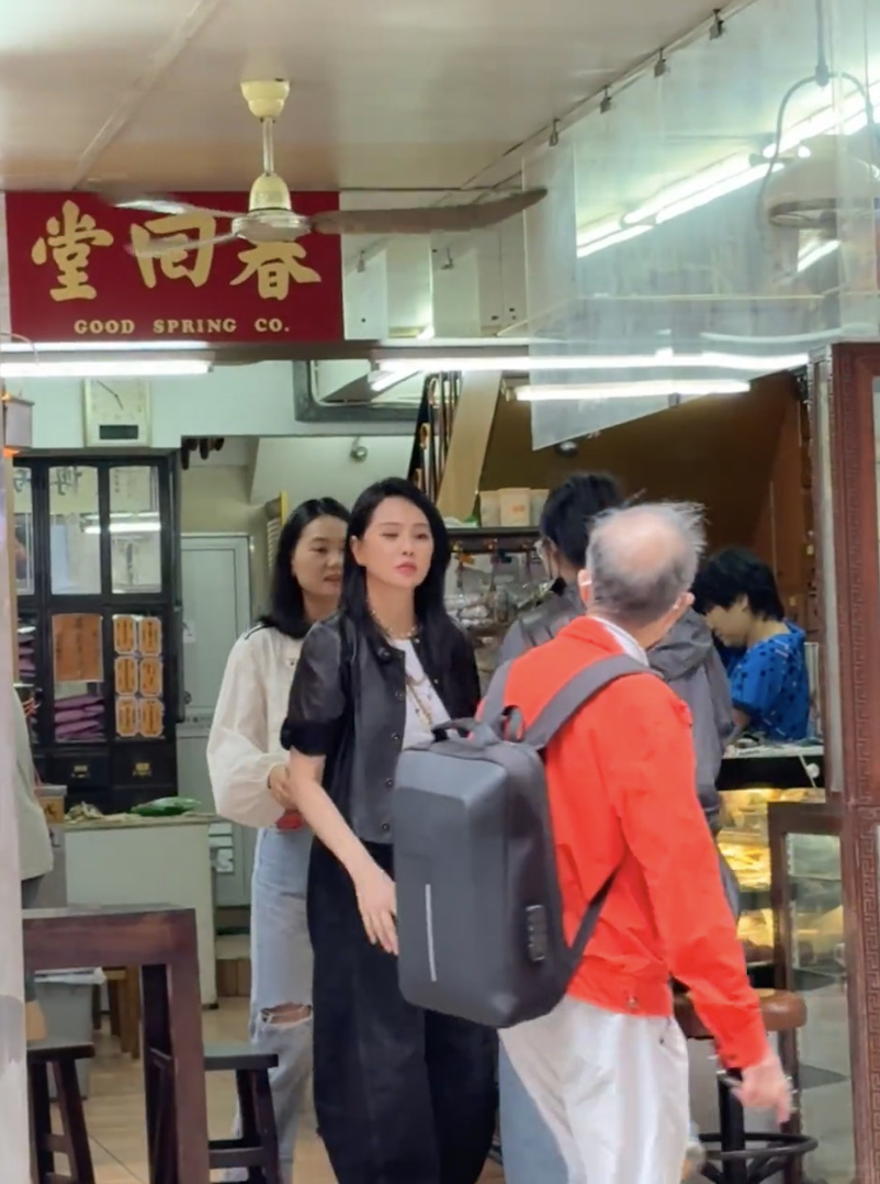 演藝圈冰河級美魔女！57歲女星「私下偶遇照」曝光　網友錯愕「看她的臉好怪」：差異太大了