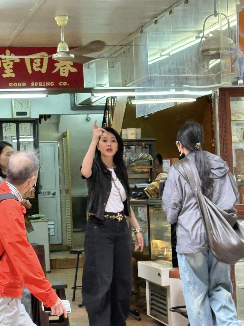 演藝圈冰河級美魔女！57歲女星「私下偶遇照」曝光　網友錯愕「看她的臉好怪」：差異太大了