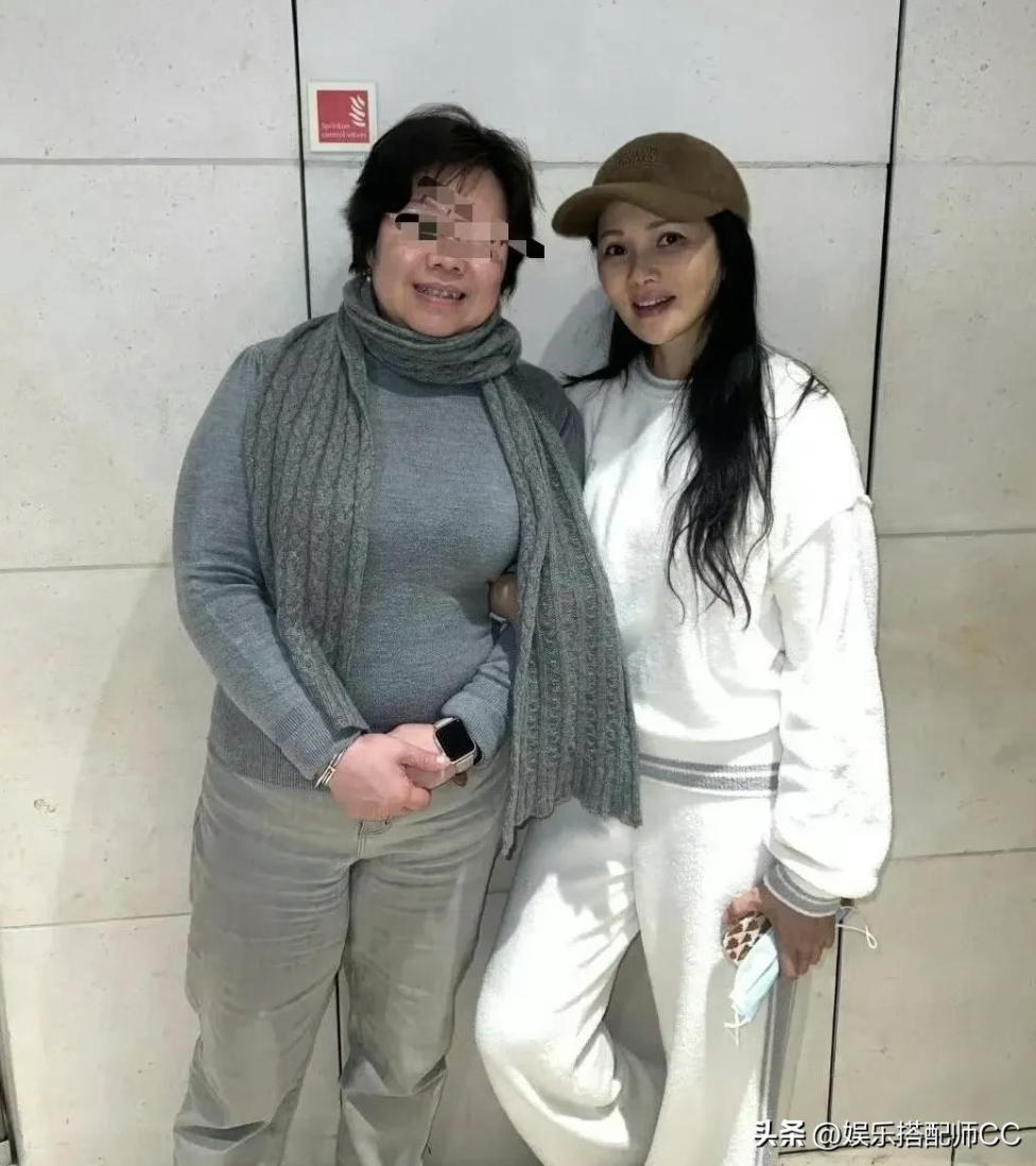 演藝圈冰河級美魔女！57歲女星「私下偶遇照」曝光　網友錯愕「看她的臉好怪」：差異太大了
