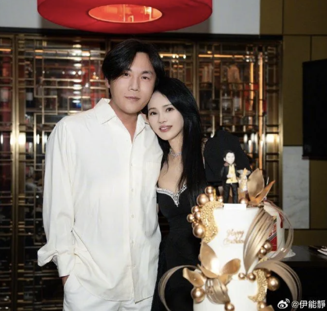 演藝圈冰河級美魔女！57歲女星「私下偶遇照」曝光　網友錯愕「看她的臉好怪」：差異太大了