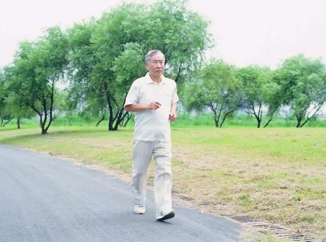 肺癌是無聲殺手「每年奪70萬人命」！醫再次勸告：天熱寧可吹電扇「也不要做3事」