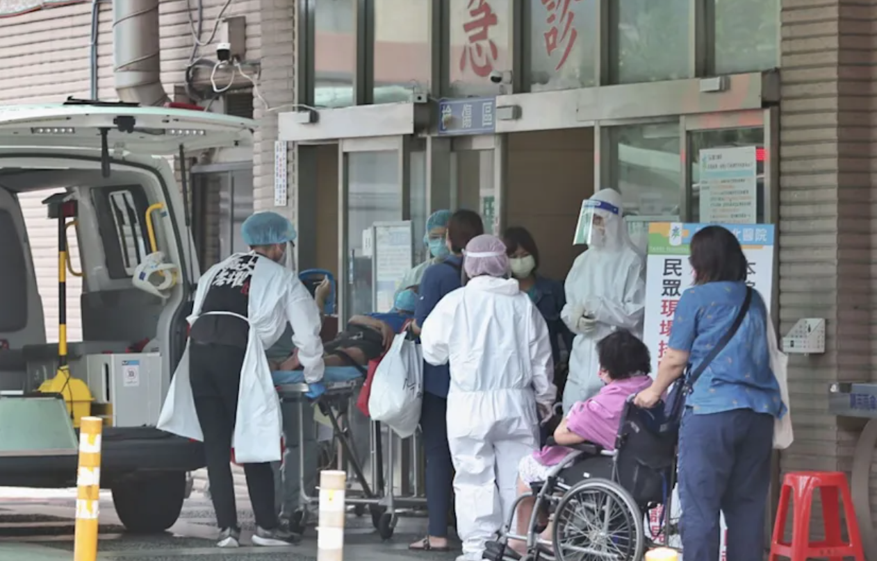 北市女學生會考「考場上吐血」緊急送醫！她堅持「加護病房完成考試」：為了與媽媽的約定