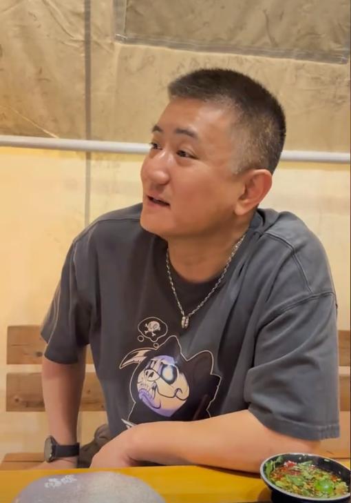 曾迷倒萬千少女！他退圈多年現身「竟老到不敢認」 「翻身成大老闆」44歲仍單身