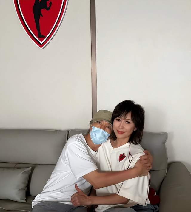 抱的不是梁朝偉！59歲劉嘉玲「合體大咖男星」掀回憶殺　仔細一看「衣服上有亮點」：全網嗨翻