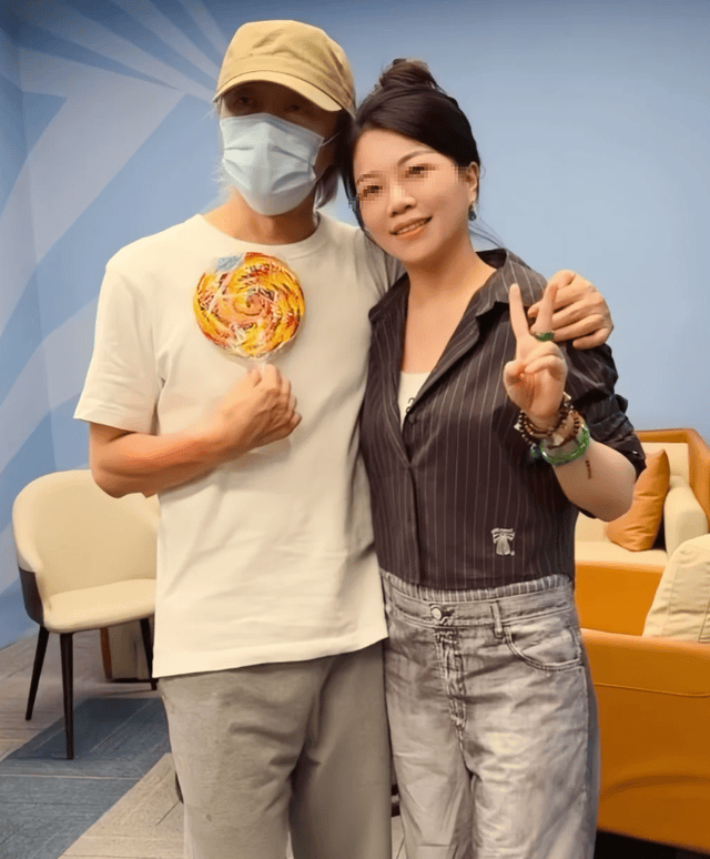 抱的不是梁朝偉！59歲劉嘉玲「合體大咖男星」掀回憶殺　仔細一看「衣服上有亮點」：全網嗨翻