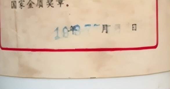 抱的不是梁朝偉！59歲劉嘉玲「合體大咖男星」掀回憶殺　仔細一看「衣服上有亮點」：全網嗨翻
