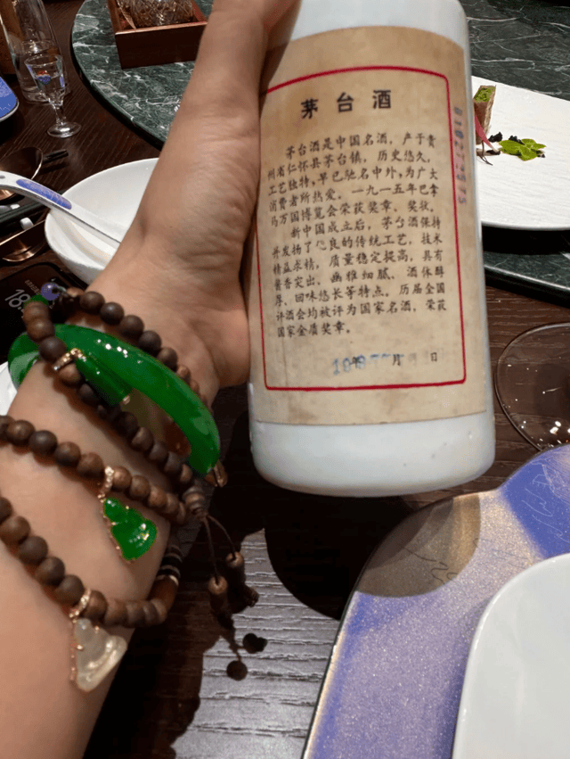 抱的不是梁朝偉！59歲劉嘉玲「合體大咖男星」掀回憶殺　仔細一看「衣服上有亮點」：全網嗨翻