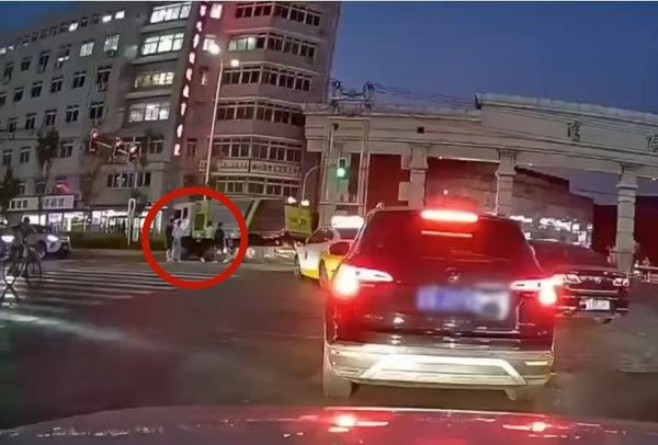 一群人過馬路！公車驚傳「砲彈式撞飛」死傷人數曝光　目擊者嚇傻：「像保齡球一樣...」