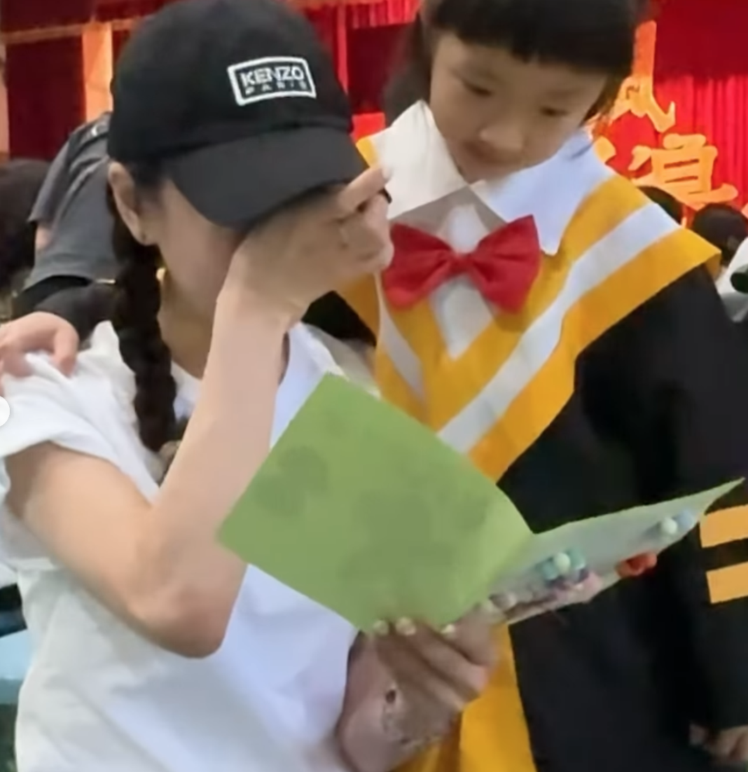 離婚5個月！43歲女星「罕見同框前夫」雙方互動曝光　鏡頭前「一度淚崩掩面」：眼淚滴不停...