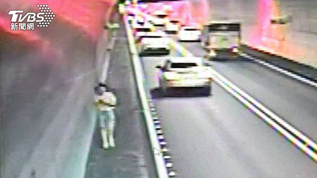 雪隧開戰！母女突下車「當眾互毆5分鐘」　她氣炸「把女兒丟包隧道」翻臉導火線曝光