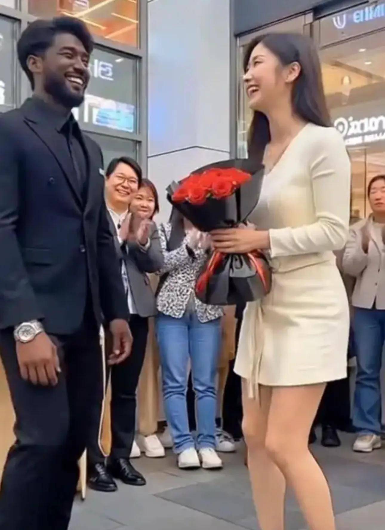 女子手捧鮮花下跪向黑人男子求婚！成功開心蹦跳卻遭網友「嫌棄太丟人」