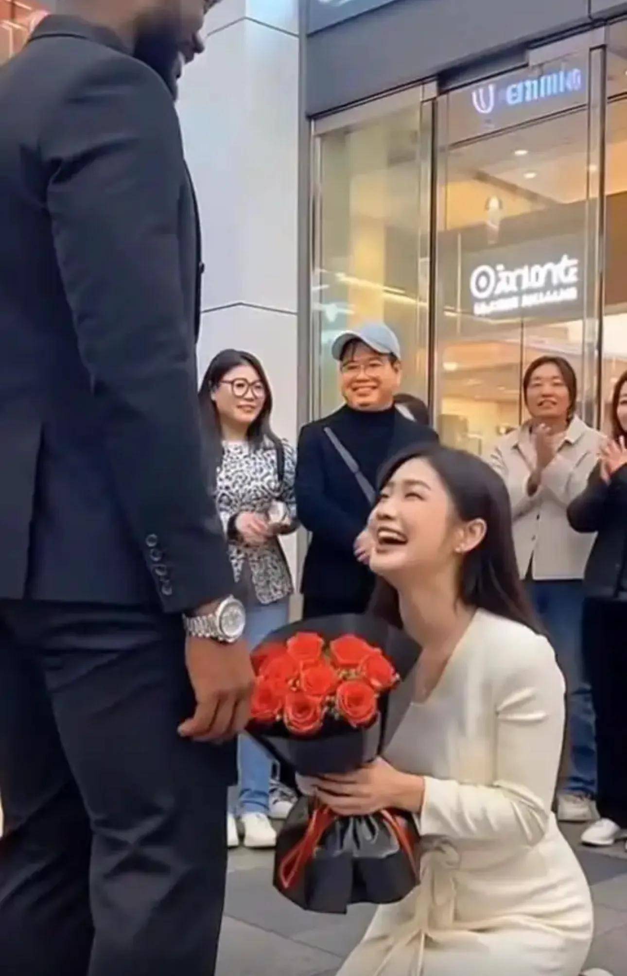 女子手捧鮮花下跪向黑人男子求婚！成功開心蹦跳卻遭網友「嫌棄太丟人」