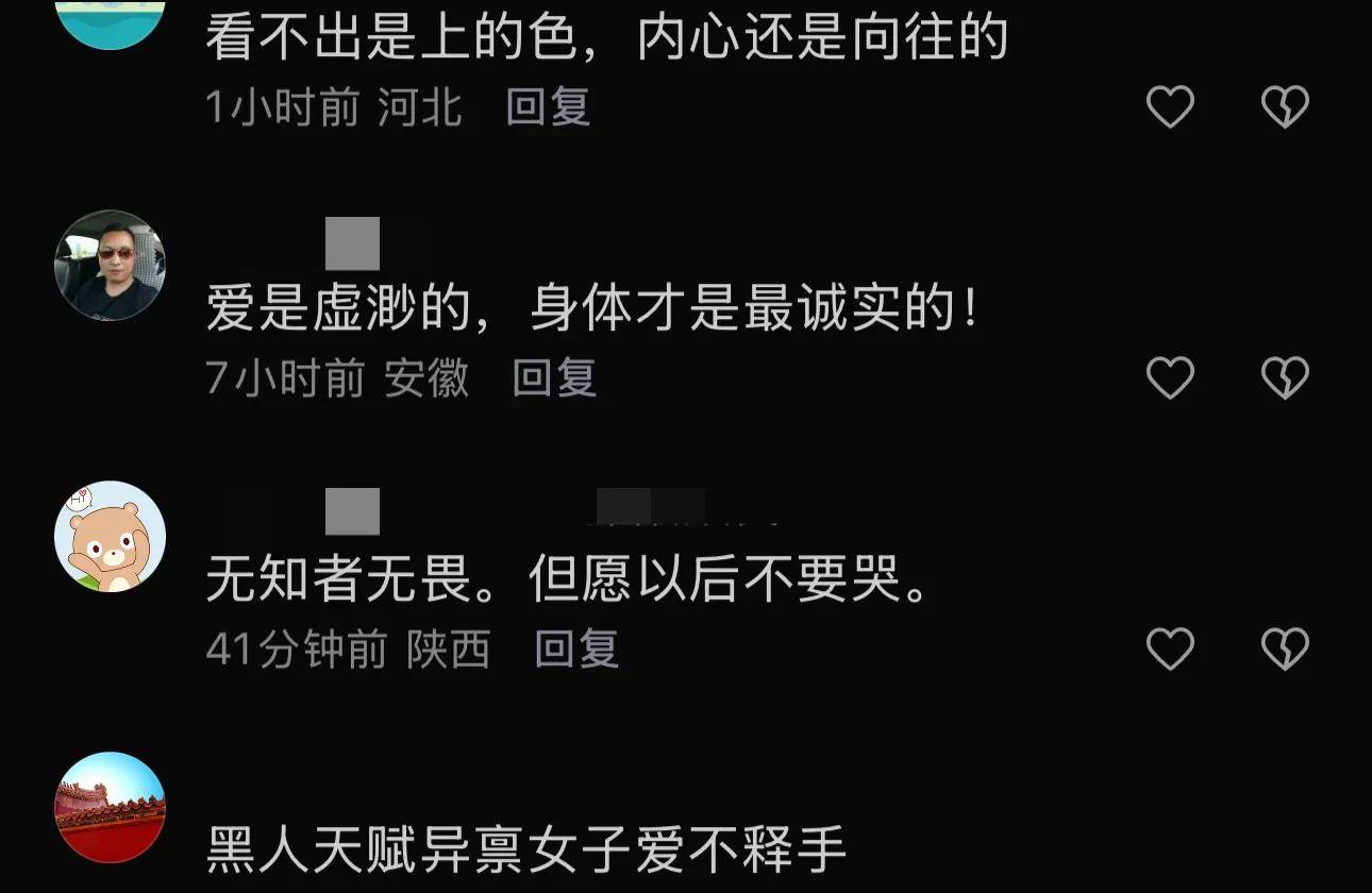 女子手捧鮮花下跪向黑人男子求婚！成功開心蹦跳卻遭網友「嫌棄太丟人」