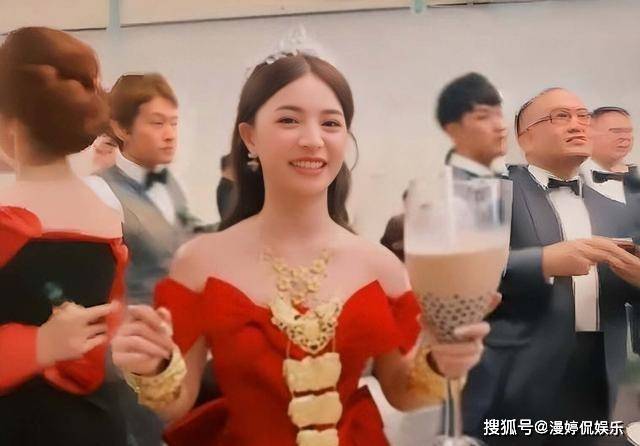 27歲女主播結婚！婚宴上「戴各種金飾」風光出嫁　昔日被罵當小三「閃婚圈外人」：老公眼神溫柔