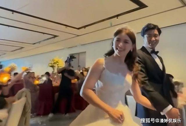 27歲女主播結婚！婚宴上「戴各種金飾」風光出嫁　昔日被罵當小三「閃婚圈外人」：老公眼神溫柔