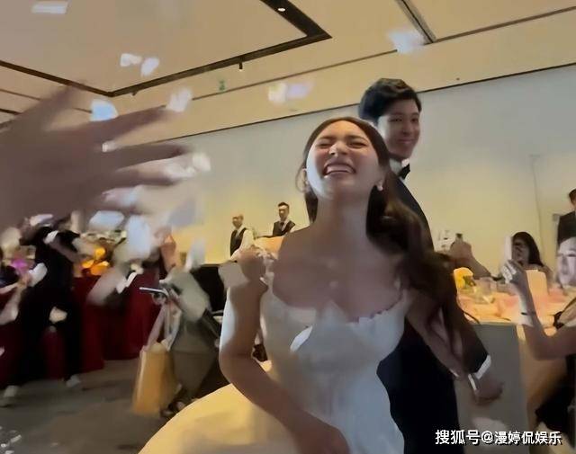 27歲女主播結婚！婚宴上「戴各種金飾」風光出嫁　昔日被罵當小三「閃婚圈外人」：老公眼神溫柔