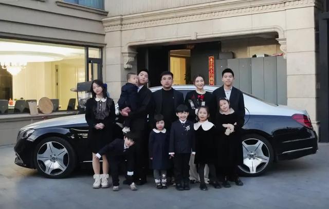 信奉多子多福氣！他僅小學畢業「娶美嬌娘生不停」　今豪宅一開「9兒女迎接」驚呆眾人