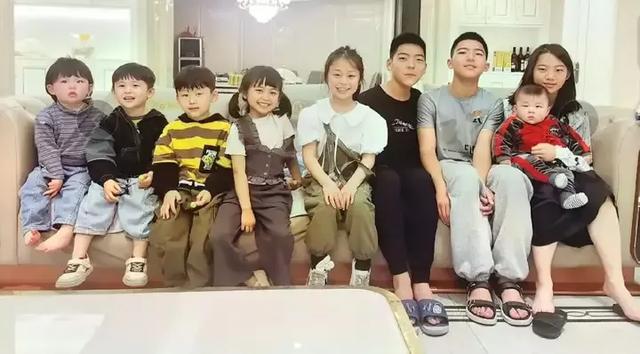 信奉多子多福氣！他僅小學畢業「娶美嬌娘生不停」　今豪宅一開「9兒女迎接」驚呆眾人