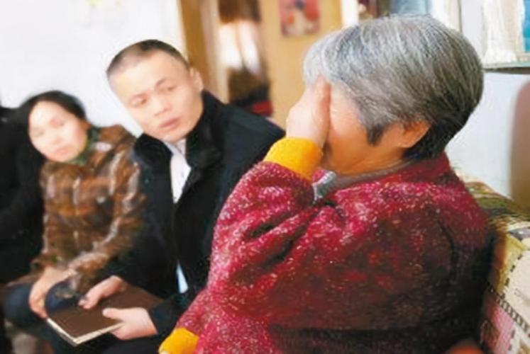 明明該享福！我把退休金「全給兒子還房貸」跑去當打掃阿姨　5年後病床上「見媳婦一訊息」淚如雨下