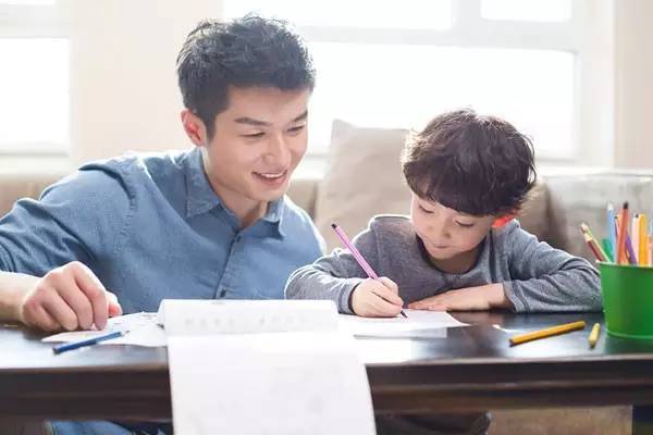 圖片中有幾隻狗？小一數學題「答案不是9隻」　家長「一看解答崩潰」