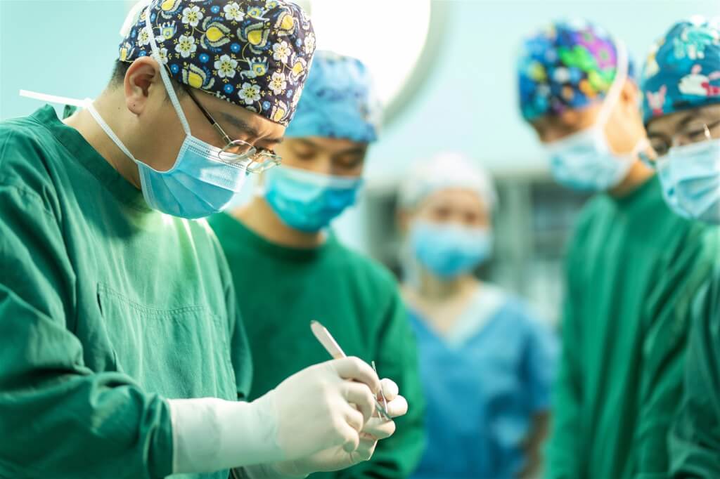 老牌知名醫院倒閉！一覺醒來「200醫護失業」　慘淪荒城「全體解雇原因曝光」