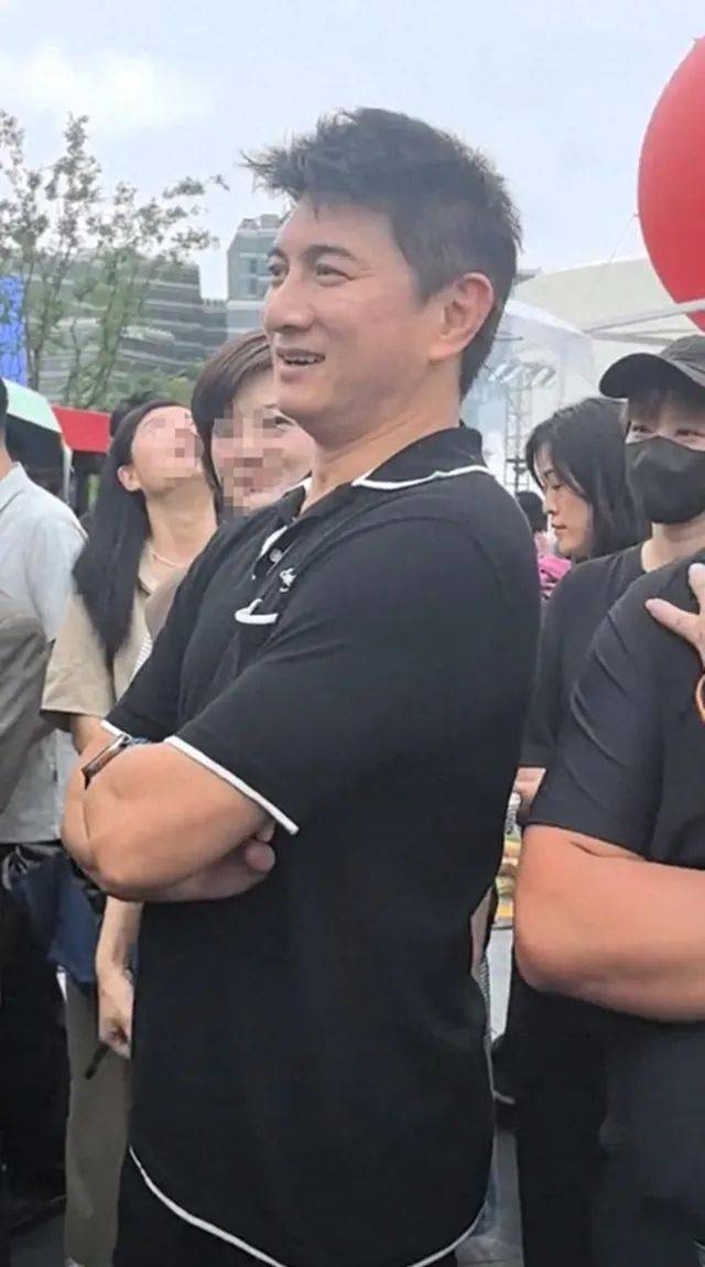 屢次被傳婚變！55歲大咖男星「臃腫現身市集」全被拍　皮膚粗糙「宛若陳年柚子皮」網卻讚：人生的贏家