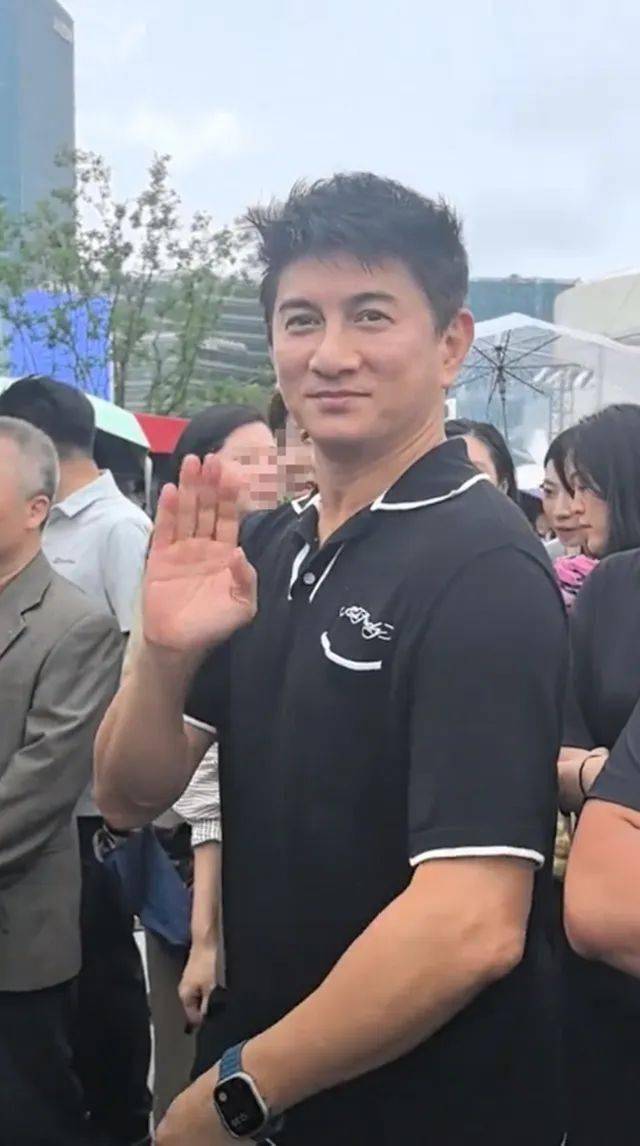 屢次被傳婚變！55歲大咖男星「臃腫現身市集」全被拍　皮膚粗糙「宛若陳年柚子皮」網卻讚：人生的贏家