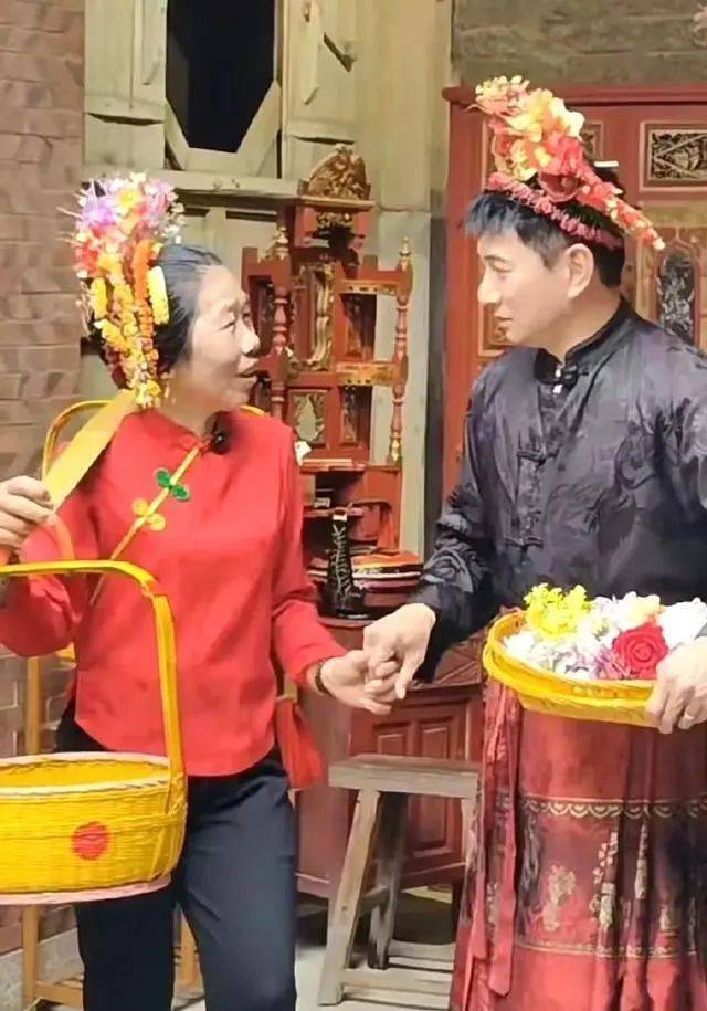 屢次被傳婚變！55歲大咖男星「臃腫現身市集」全被拍　皮膚粗糙「宛若陳年柚子皮」網卻讚：人生的贏家