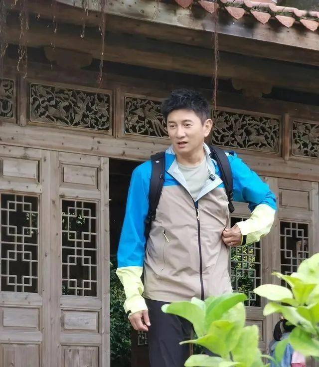 屢次被傳婚變！55歲大咖男星「臃腫現身市集」全被拍　皮膚粗糙「宛若陳年柚子皮」網卻讚：人生的贏家