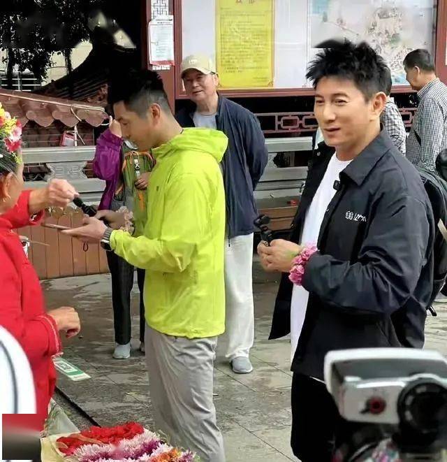 屢次被傳婚變！55歲大咖男星「臃腫現身市集」全被拍　皮膚粗糙「宛若陳年柚子皮」網卻讚：人生的贏家