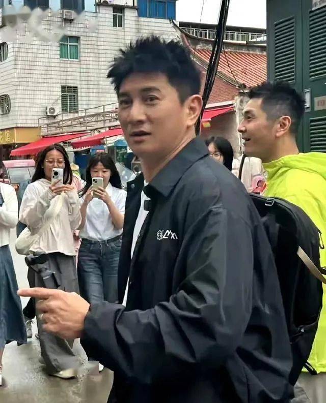 屢次被傳婚變！55歲大咖男星「臃腫現身市集」全被拍　皮膚粗糙「宛若陳年柚子皮」網卻讚：人生的贏家
