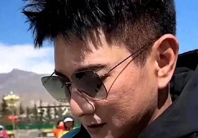 屢次被傳婚變！55歲大咖男星「臃腫現身市集」全被拍　皮膚粗糙「宛若陳年柚子皮」網卻讚：人生的贏家