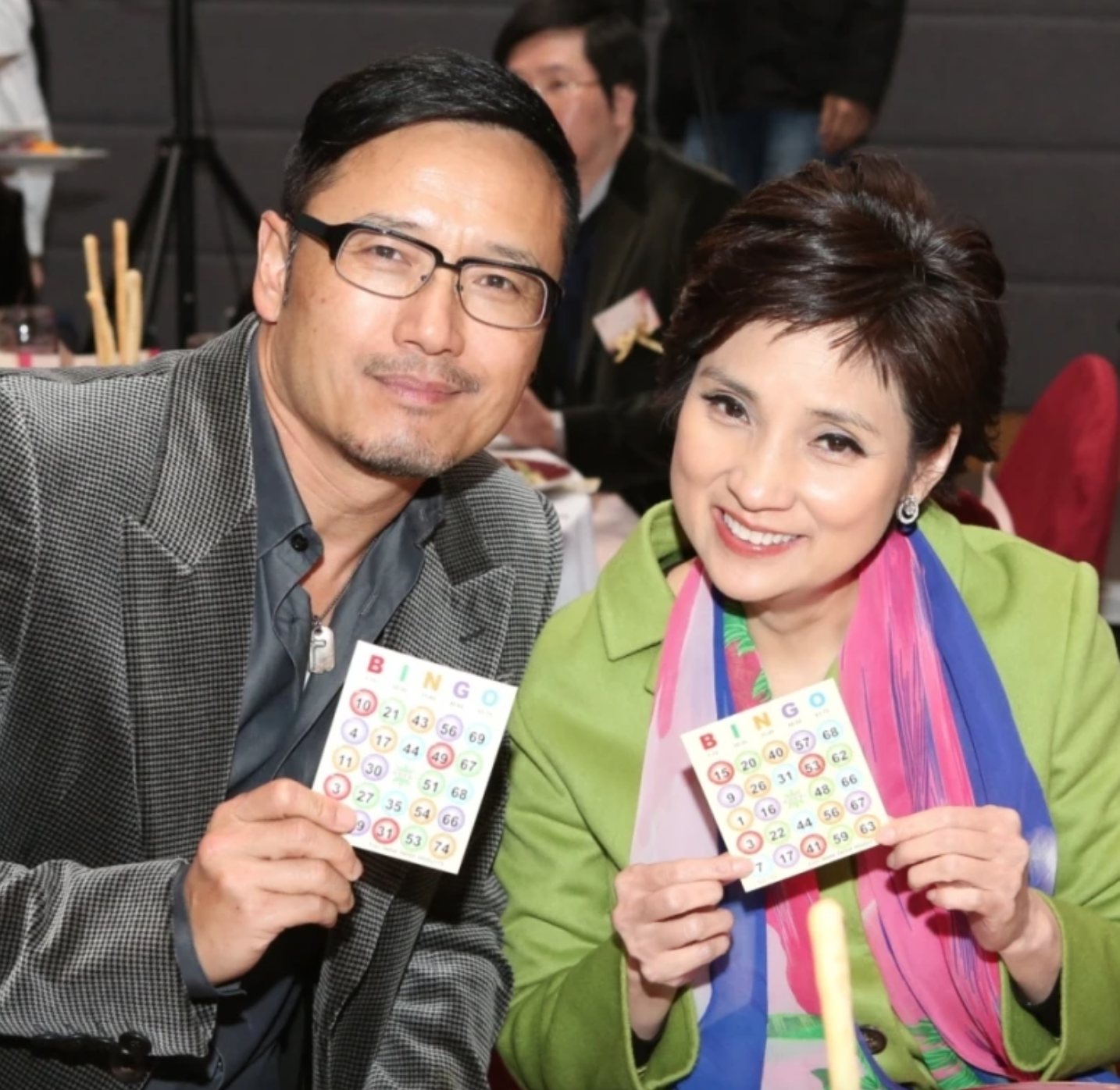 公認愛妻好男人！66歲資深男星「被目擊拍攝新戲」　蹲坐大街「專注醞釀角色」1動作太霸氣