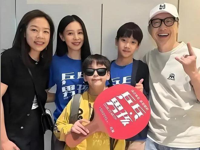 默默結婚9年了！哈林驚喜曬「50歲主播妻合照」　神凍齡網看傻：「一點都不像2個孩子的媽❤️」