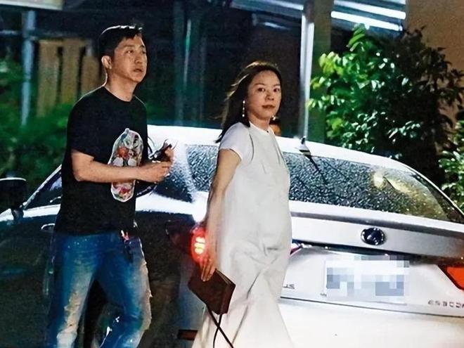 默默結婚9年了！哈林驚喜曬「50歲主播妻合照」　神凍齡網看傻：「一點都不像2個孩子的媽❤️」