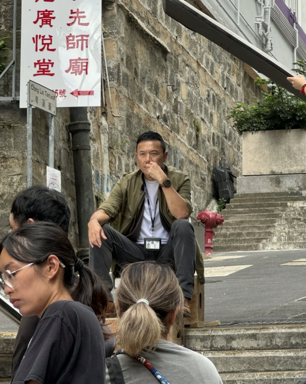公認愛妻好男人！66歲資深男星「被目擊拍攝新戲」　蹲坐大街「專注醞釀角色」1動作太霸氣