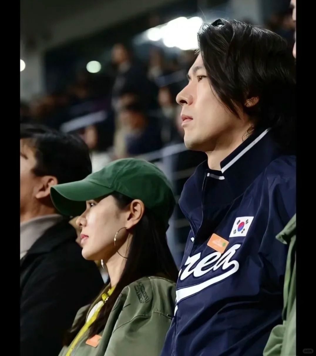 高顏值明星夫妻「現身球場甜蜜觀賽」！他長髮模樣曝光「被發現撞臉阿杜」網笑：幸福肥