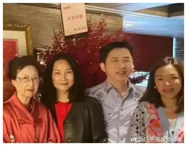 默默結婚9年了！哈林驚喜曬「50歲主播妻合照」　神凍齡網看傻：「一點都不像2個孩子的媽❤️」